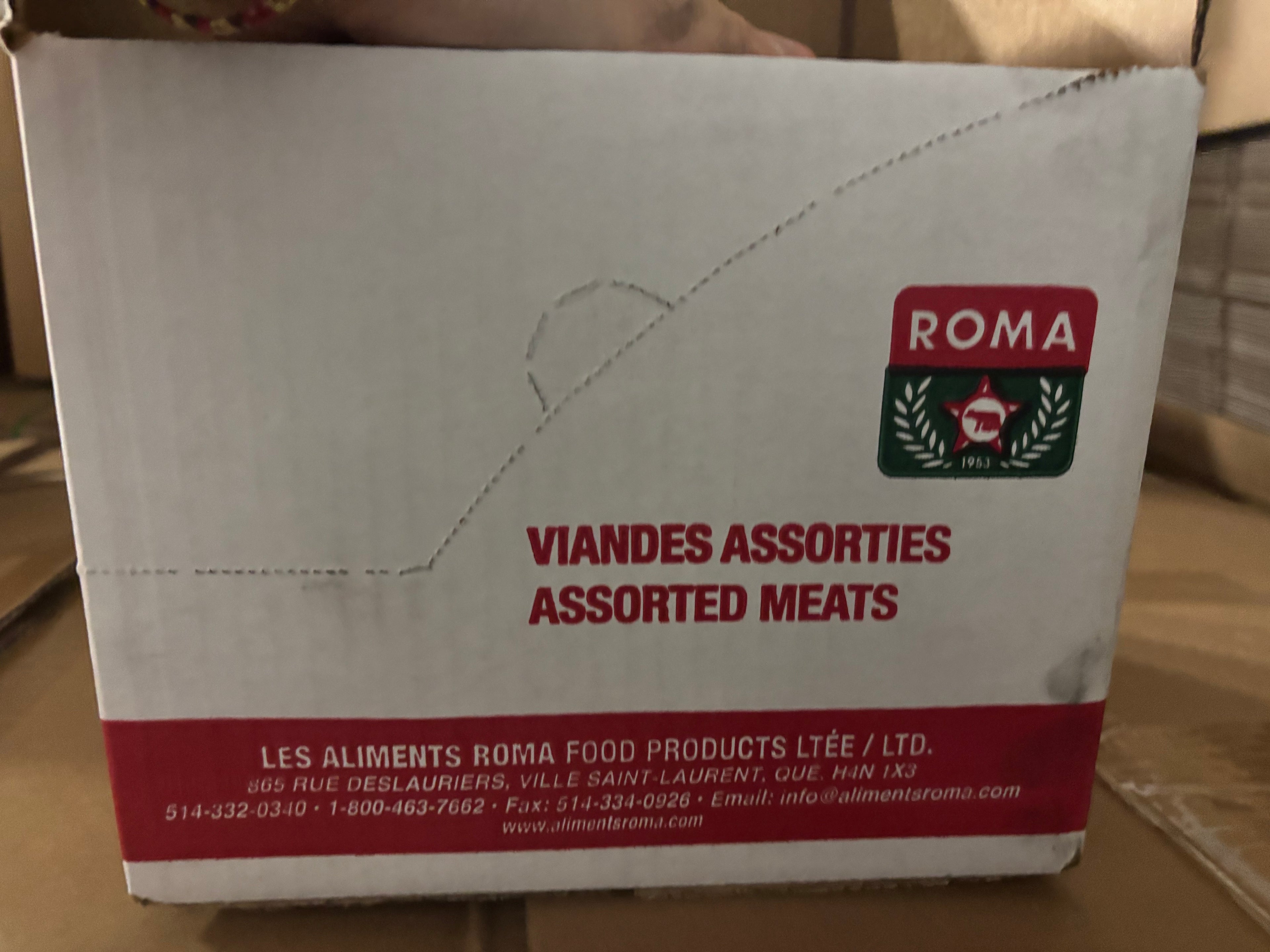 Boîte blanche ROMA pointillée – 9 1/2" x 8 1/8" x 7 3/16"